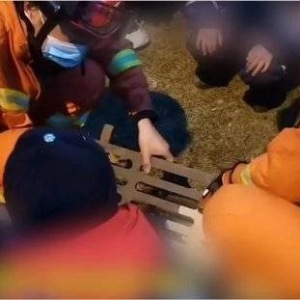 男孩帮同学捡东西手被卡同学却走了！男孩：什么兄弟哦