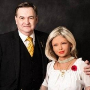 男子因孤独花巨资购买仿真机器人 甚至想与其结婚