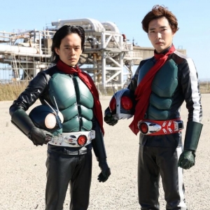 新·假面骑士中1号和2号身高相差巨大，红爹撒新年狗粮