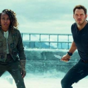 《侏罗纪世界3》公布新剧照：星爵手拿小刀大战恐龙