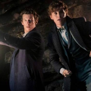 《神奇动物3》全新剧照公布：纽特和忒修斯提灯现身