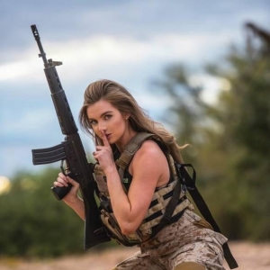 美国甜心独爱机械与金属！长腿军迷美女硬核美照赏