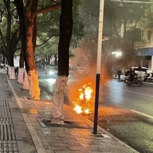 大爷‘图红火’电动车上点木炭！直接爆炸 车也没了