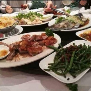 女子相亲带5人狂点菜吓跑男方！网友：来吃席的？跑的好