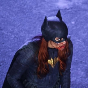 《蝙蝠女》再曝全新片场照：女主身披战衣嘴角染血