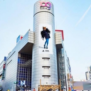 米津玄师PlayStation广告宣传图现身涩谷 姿势太妖娆