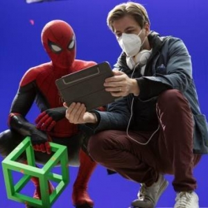 《蜘蛛侠英雄无归》幕后照 三人组谈戏 导演太帅抢镜