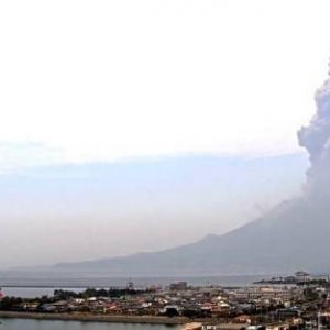 3级警报！日本樱岛南岳火山口喷发：烟柱高达3400米