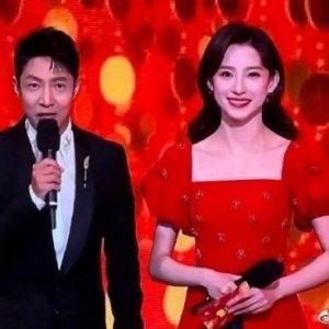 央视春晚撒贝宁嘴瓢登热搜！网友：失误比春晚有意思