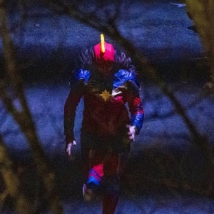 漫威新剧《惊奇女士》曝新片场照 身着“战服”亮相