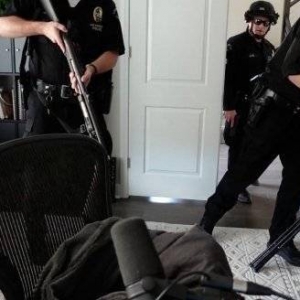 警察上门直接拷住Twitch主播 全家开心警局一日游