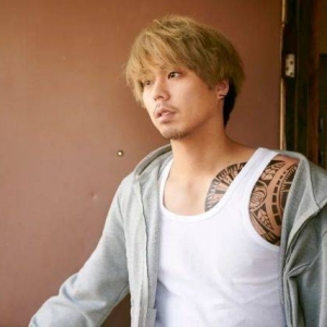 假面骑士：车车客串吃瘪刚的后宫婚，铠武主题运动鞋亮相