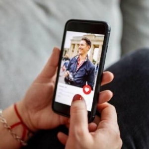 从小培养儿子做渣男！网恋被骗超10亿美元创新高