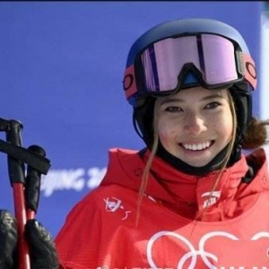 谷爱凌说想当“人中之龙”头盔雪板印着龙的图案