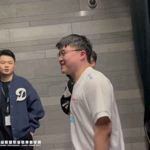 重返赛场的神和他的赛博唱诗班