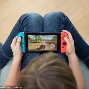 孩子沉迷Switch 惨遭微软开发者老爸锁喉窒息