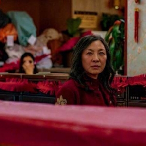 杨紫琼功夫科幻《瞬息全宇宙》新剧照 大玩多元宇宙