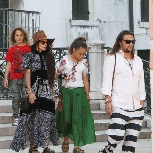 曝料：海王杰森·莫玛与前妻复合！悄悄删除离婚声明