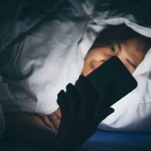 熬夜是不可修复性损伤：睡不好，脑子里装满“垃圾”