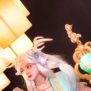 cos：王者荣耀瑶遇见神鹿，变成黑夜里的一束光