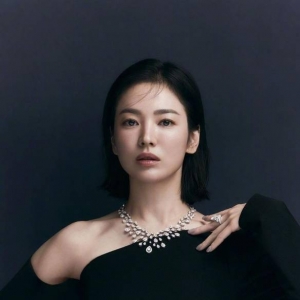 女神实在太美了！40岁宋慧乔自带气场，女王范十足