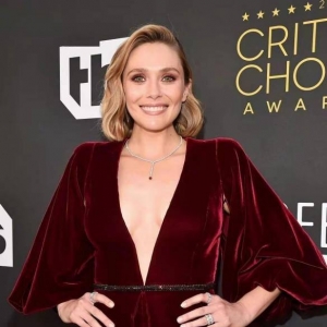 33岁“绯红女巫”奥妹深V礼服亮相红毯：惊艳众人