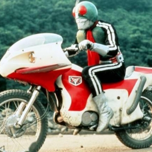 《假面骑士》50周年纪念腕表公开 以经典战车为主题