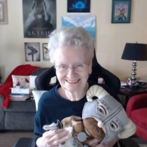 太眼馋了！《老滚5》“天际奶奶”开箱B社豪华大礼包