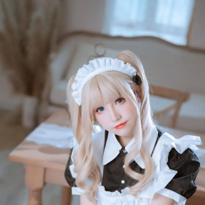 女仆写真：金发双马尾小可爱