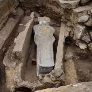 巴黎圣母院失火重建：考古学家发现神秘“人形石棺”