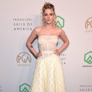 31岁“暮光女”克里斯汀·斯图尔特亮相 白衣长裙气质佳