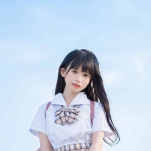 JK少女：海边贪玩的她