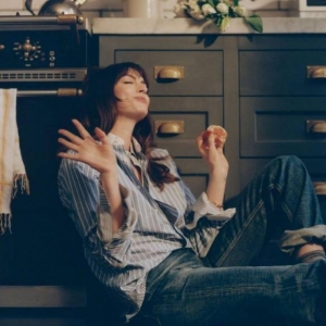 39岁安妮海瑟薇曝新封面写真 卧室拍摄尽展慵懒惬意