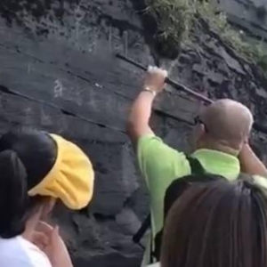 梵净山金顶刻字一案：男子在景区刻字被判赔12万