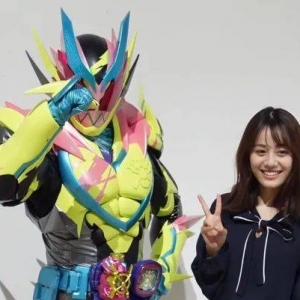 假面骑士Revice：伊藤美来获得Revice摸头杀，如愿和拉布握手