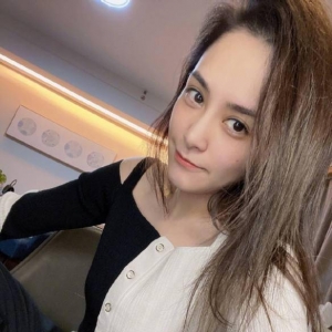 45度拿捏了！阿娇晒自拍：侧颜杀！身材恢复，状态超好