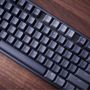 看什么 没见过键盘侠吗？印尼小哥把键盘穿在身上