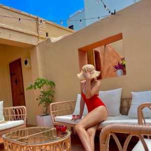 我家长不反对！焦恩俊女儿晒美照：红色泳装长腿傲人