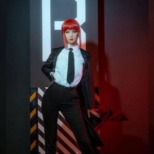 俄正妹《电锯人》玛奇玛COS：性感帅气的西装御姐