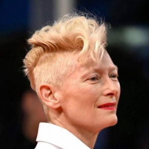 61岁“古一法师”亮相75届戛纳：中性美感！雌雄同体