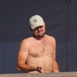 “小李子”与好友亿万富翁在法国度假：再献新表情包