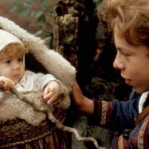 新版《小魔仙》曝中字预告：沃维克·戴维斯回归