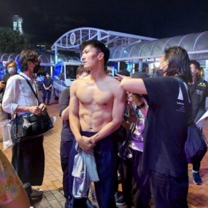 《海关战线》曝片场照：谢霆锋半裸亮相，大秀肌肉