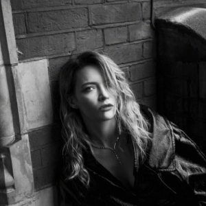 《西部世界》妲露拉·莱莉曝写真！美艳动人气质绝佳