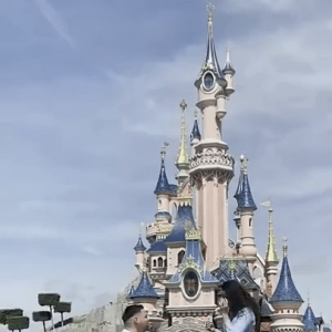 直接抢戒指？巴黎迪士尼求婚现场：被员工打断驱赶