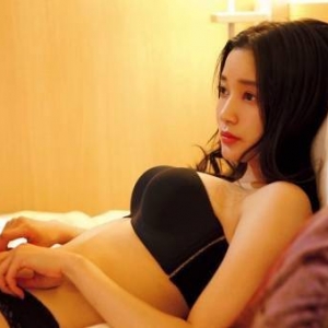 极品氛围头灯！超惹火轻熟日本美人出口亚梨沙美图赏