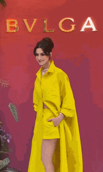 安妮海瑟薇和Lisa罕见同框：40岁 vs 25岁气质不输