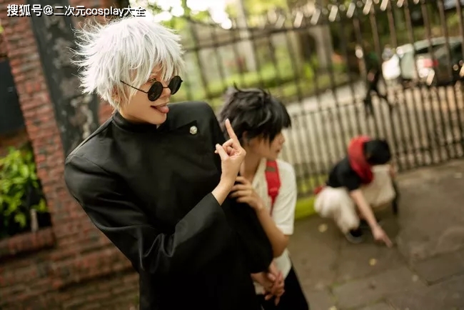 咒术回战cos：五条悟带伏黑惠上学，然后和伏黑甚尔打起来啦s15.jpeg