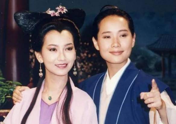 白发抢眼！59岁“许仙”叶童罕见露面 正视老态心态淡然s3.jpeg