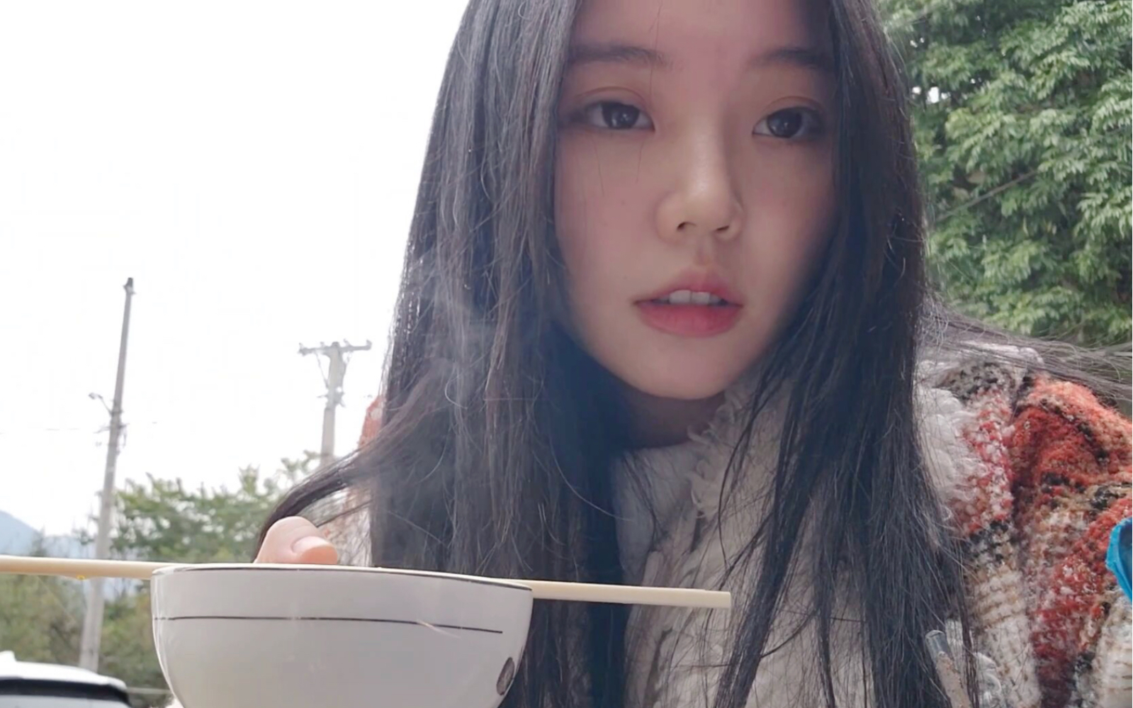 咱村来了个又美又土的姑娘-1.jpg